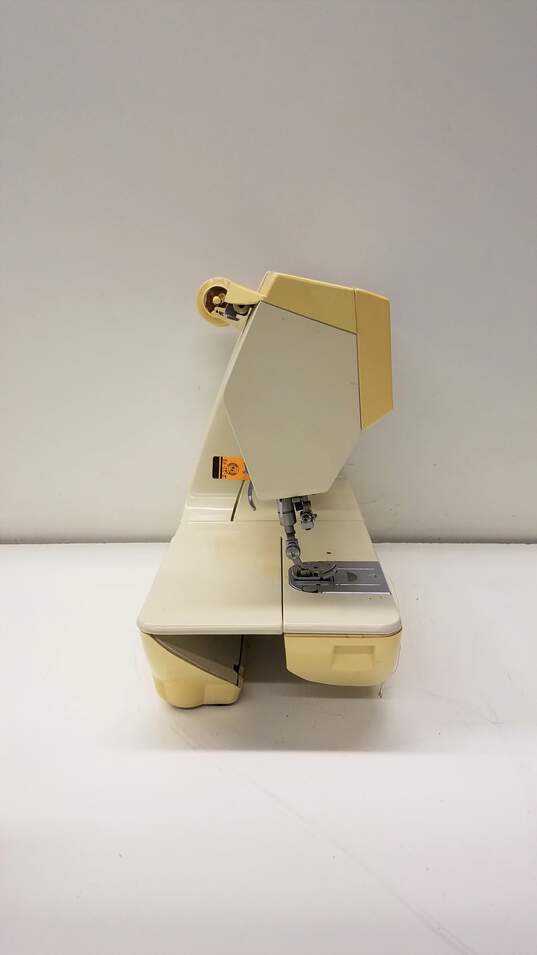 Singer Touch-Tronic 2010 Memory Sewing Machine image number 3