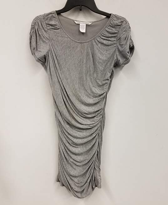 Womens Gray Round Neck Short Sleeve Ruched Front Short Mini Dress Size 2 image number 1