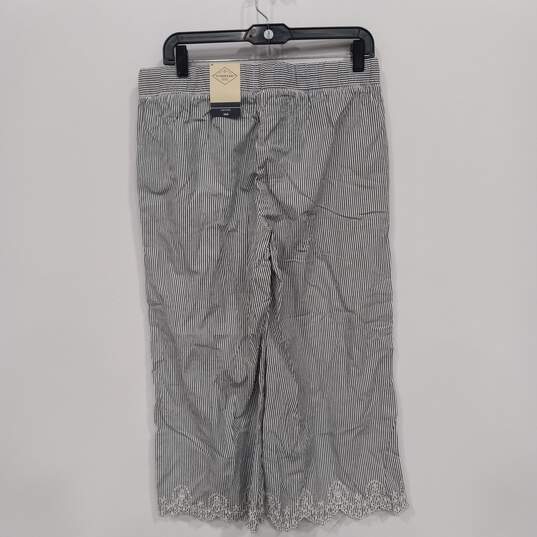 St. John's Bay Quality Apparel Mid Rise Black And White Stripped Scalloped Capri Pants Size M NWT image number 2