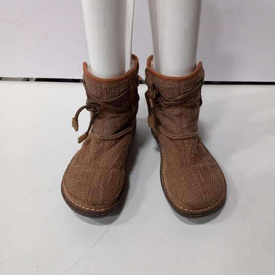 Women's Uggs Sheepskin Lined Ankle Boots Sz 8 image number 1