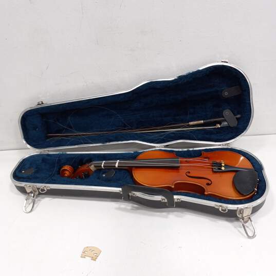 Suzuki Violin with Travel Case image number 1