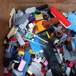 8.6lb Bundle of Mixed Variety Lego Building Blocks and Pieces alternative image