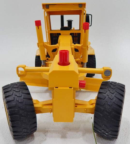 Bruder Toys 1:16 Scale Model Construction Caterpillar Motor Grader image number 3
