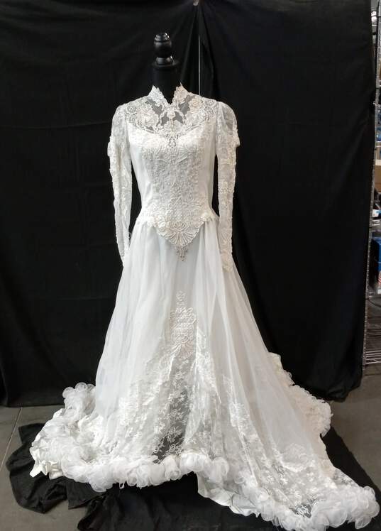Vintage Unbranded Women's White Lace Beaded Wedding Dress image number 10
