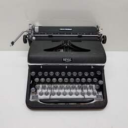 VTG Royal Quiet De Luxe Typewriter Untested