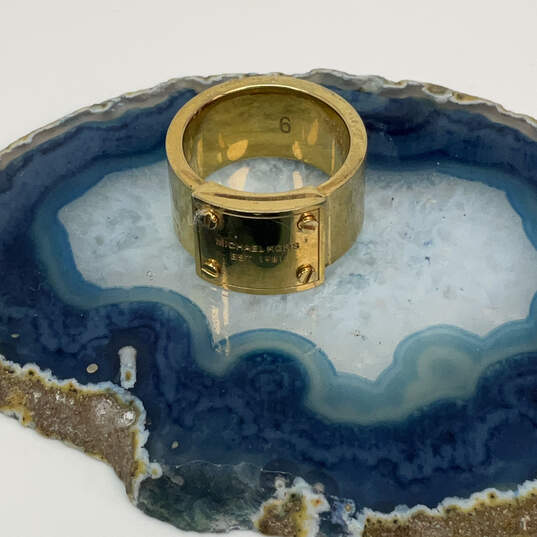 Designer Michael Kors Gold-Tone Steel Plate Round Shape Wide Band Ring image number 3