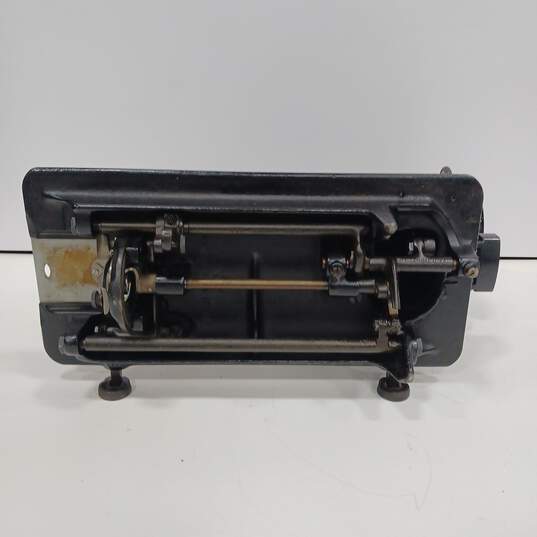 Vintage Singer Black Sewing Machine image number 8