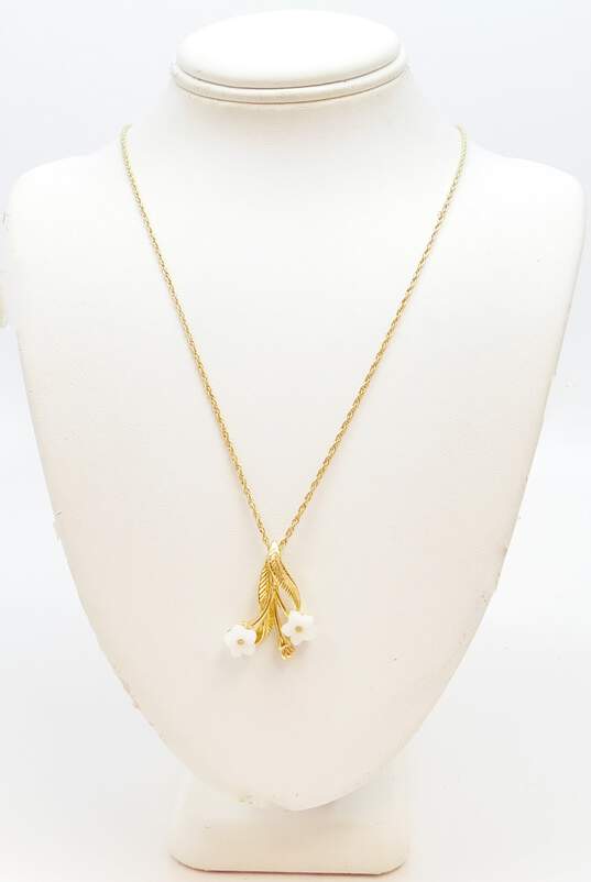 Vintage Crown Trifari White Flower Gold Tone Pendant Necklace 3.7g image number 1