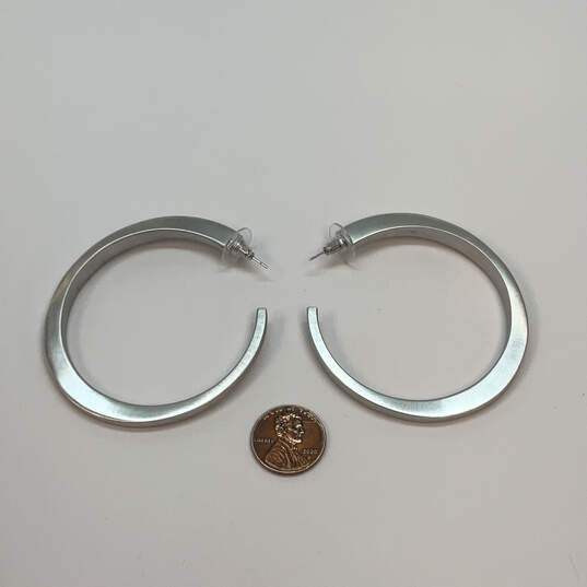 Designer Kendra Scott Silver-Tone Secure Lock Back Open Hoop Earrings image number 1