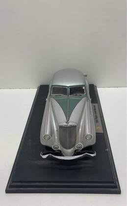 Signature Models 1933 Pierce-Arrow Silver Arrow 1:18 Diecast with Stand