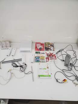 Nintendo Wii Console+ 5 Games Untested