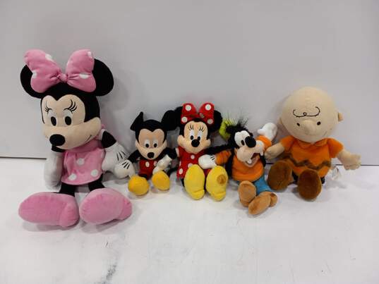 Bundle of 5 Assorted Disney & Charlie Brown Plush Toys image number 1