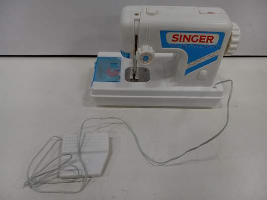 Singer Childs Chainstitch Sewing Machine In Box image number 2