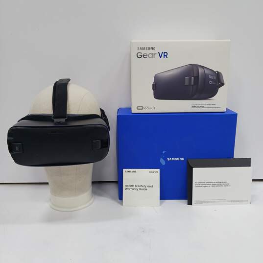 Samsung Gear VR Oculus Headset In Box image number 1