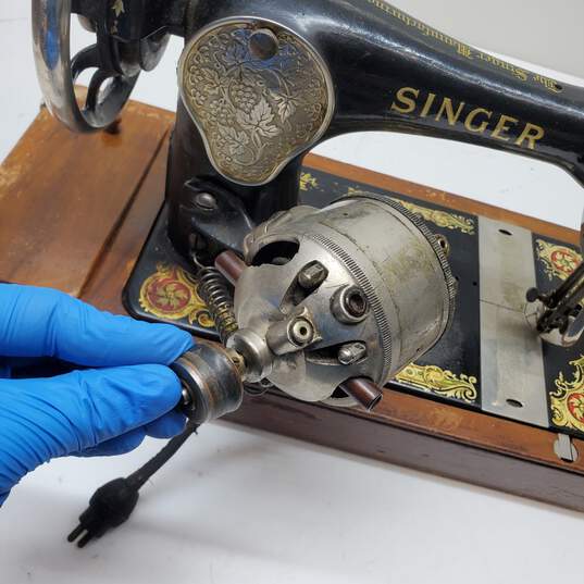Vintage Antique Singer Sewing Machine In Wood Case (No Key) image number 7