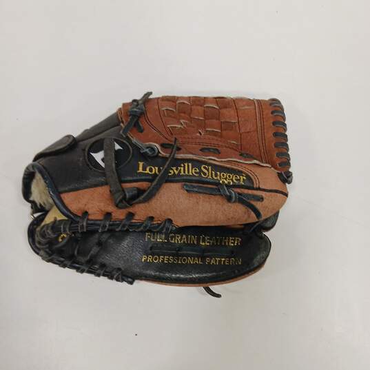 Louisville Slugger Brown Leather Baseball 10.5 inch Youth Size Glove image number 2