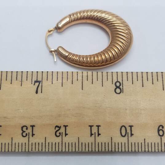 SLC 14K Gold Ribbed Oval Hoop Earrings 2.4g image number 6