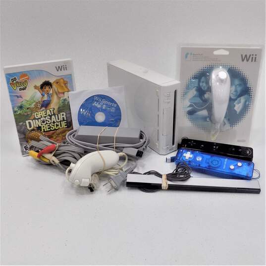 Nintendo Wii W/ 2 Controllers & 2 Games image number 1