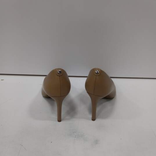 Michael Kors Beige Leather Pump Heels Size 8.5 image number 4