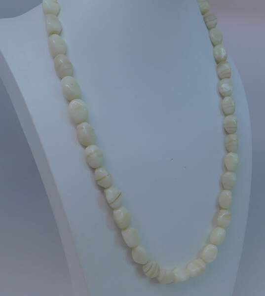 VNTG Yellow Agate Gold Tone Clasp Beaded Necklace image number 2
