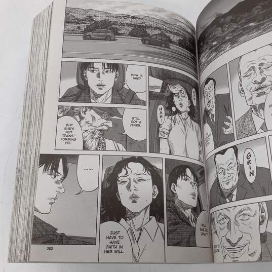 Bundle of 12 Assorted Manga Books image number 2