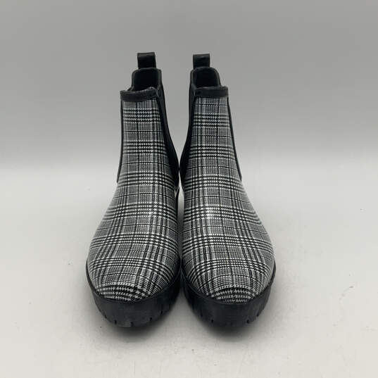 Womens Cloudy Black White Plaid Rubber Block Heel Ankle Rain Boot Size 8 image number 1