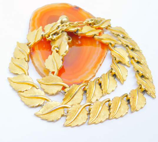 VNTG Crown Trifari Gold Tone Leaf Necklace 52.0g image number 2