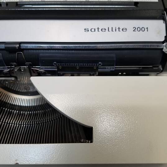Adler Satellite 2001 Electric Typewriter image number 2