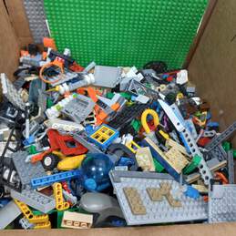 8.5lb Bulk of Assorted Building Block and Pieces