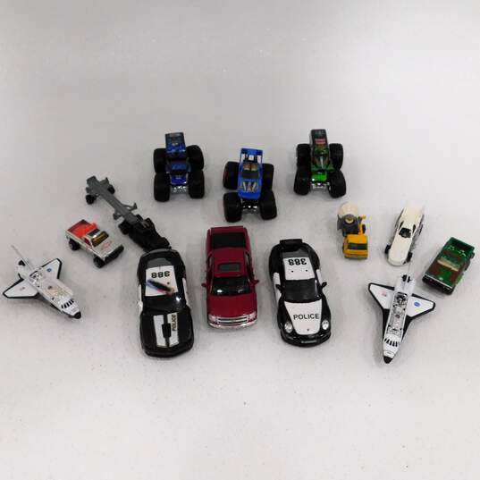 Mixed Lot of Die Cast Vehicles Matchbox ,Hotwheels  and more image number 3