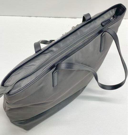 Michael Kors Tote Bag Metallic Grey image number 5