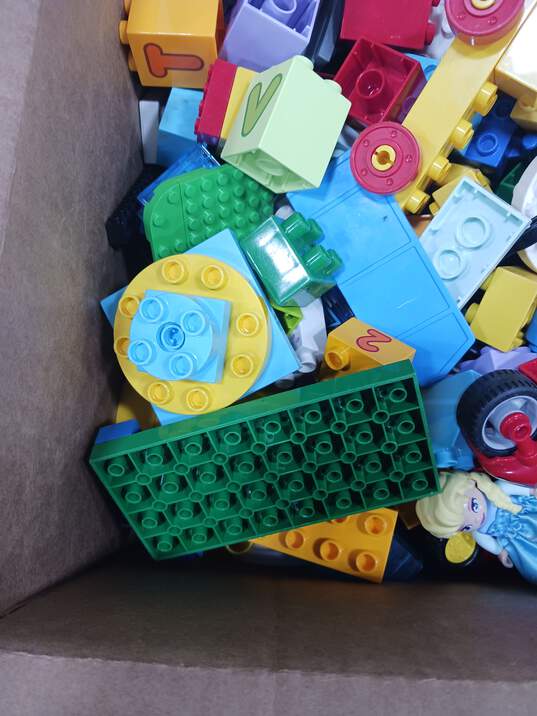 11.9lbs of Assorted Bulk Lego Pieces image number 4