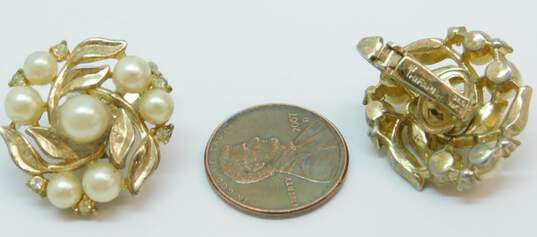 Vintage Patent Pending Crown Trifari Faux Pearl Gold Tone Clip On Earrings 9.5g image number 4