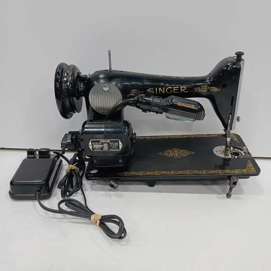 Vintage Singer Sewing Machine image number 2
