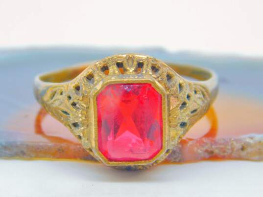 Vintage 10K Yellow Gold Red Glass Solitaire Filigree Accent Ring 1.8g image number 1