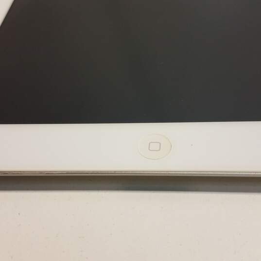 Apple iPad 2 (A1396) - White 16GB image number 3
