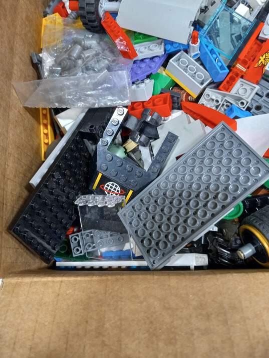 9.5lbs of Assorted Lego Blocks and Assorted Toys image number 4