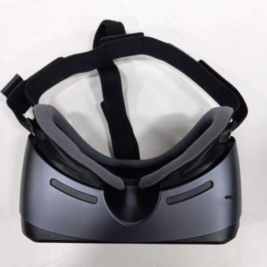 Gear VR Googles W/ Controller image number 5