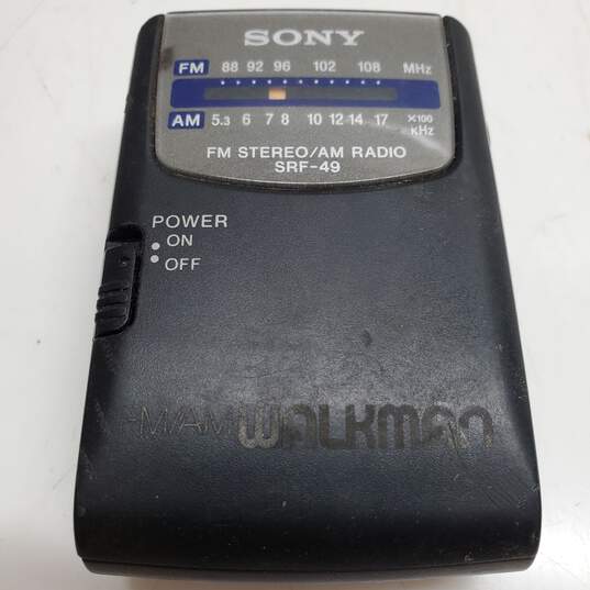 Vintage Sony FM Stereo/AM Radio SRF-49 Walkman For Parts/Repair image number 1