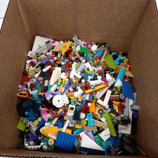 9lb Bulk of Assorted Lego Building Bricks and Pieces image number 6