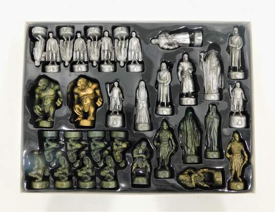 VTG 2002 The Lord of the Rings Fellowship of the Ring Chess Set Parker Brothers image number 3