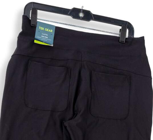 NWT Womens Black Mid Rise Pockets Straight Leg Capri Pants Size Medium image number 4