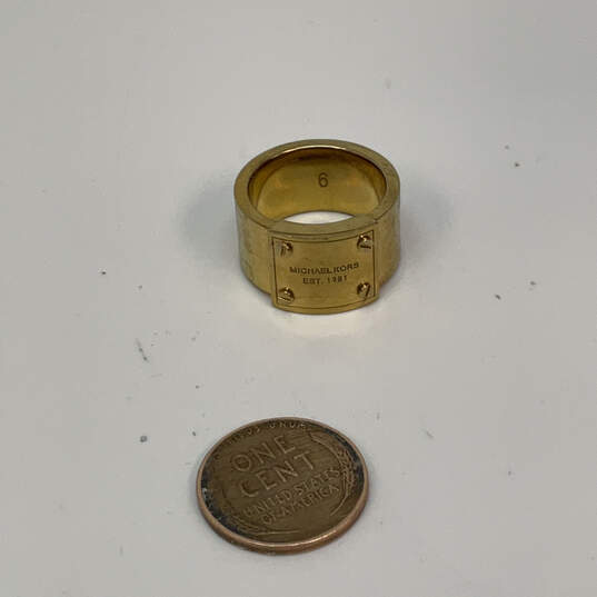 Designer Michael Kors Gold-Tone Steel Plate Round Shape Wide Band Ring image number 4