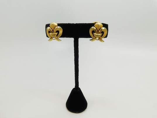 Vintage Trifari Goldtone Satin & Smooth Fleur De Lis Clip On Earrings 8.9g image number 1