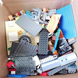 8.95lb Bundle of Assorted Lego Building Bricks, Blocks and Pieces