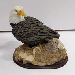 Bundle of 2 Assorted Eagle Figurines alternative image