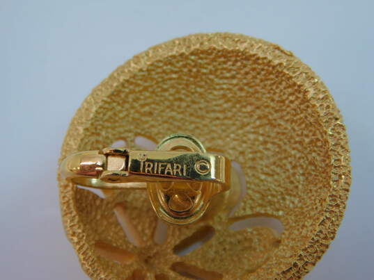 Vintage Crown Trifari Gold Tone Textured Clip-On Earrings 22.2g image number 4
