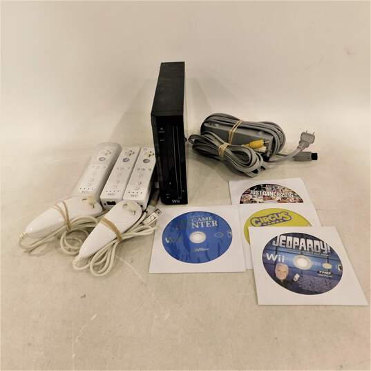 Nintendo Wii  w/4Games and 4 Controllers image number 1