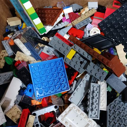 9.6lbs of Bulk Lego Building Blocks image number 1