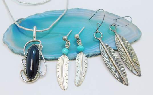 Signed Oliver Smith & SS 925 Southwestern Onyx Scrolled Pendant Liquid Silver Necklace & Turquoise Bead & Stamped Feather Drop Earrings 10.7g image number 1